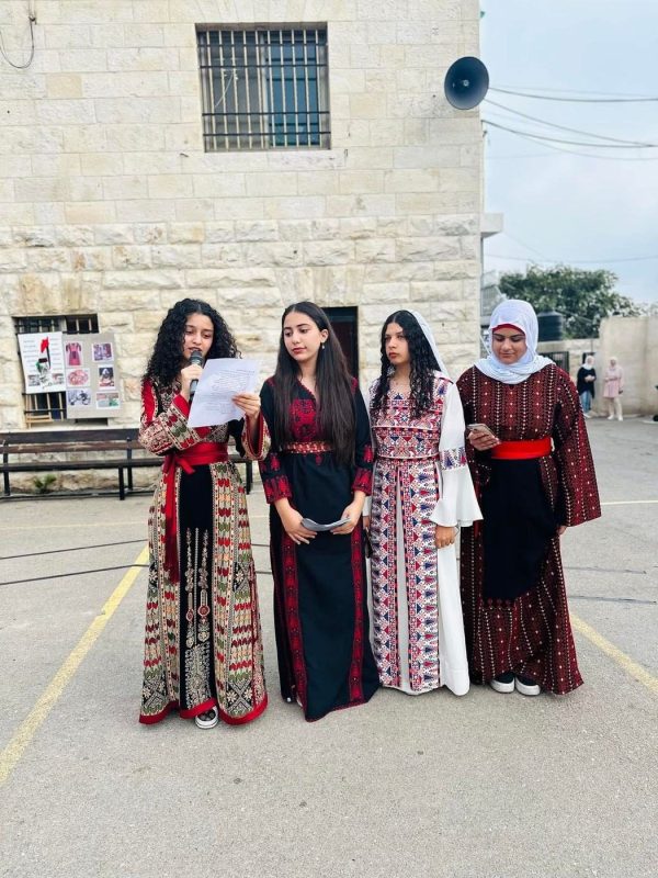 أربع طالبات بأثواب تقليدية يقدّمن فقرة في الساحة